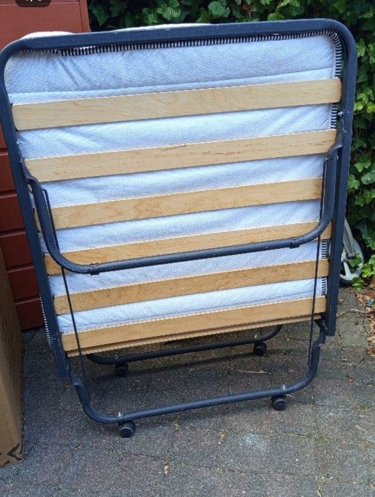 opklapbaar logeer bed (kinder), Huis en Inrichting, Slaapkamer | Bedden, Ophalen, Gebruikt, Eenpersoons, Zwart