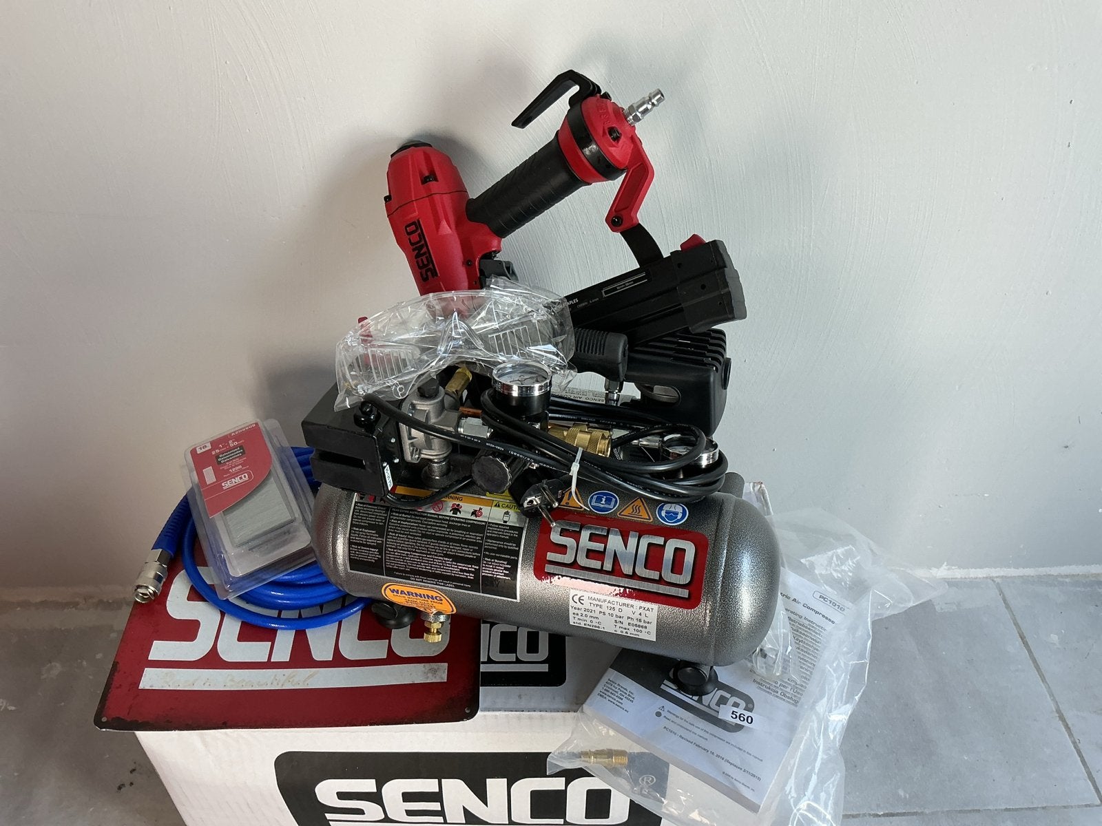 Senco SLS18BL tacker met PC1010 compressor, slang, nieten., Ophalen of Verzenden, Zo goed als nieuw, Tacker/nietmachine, Overige merken
