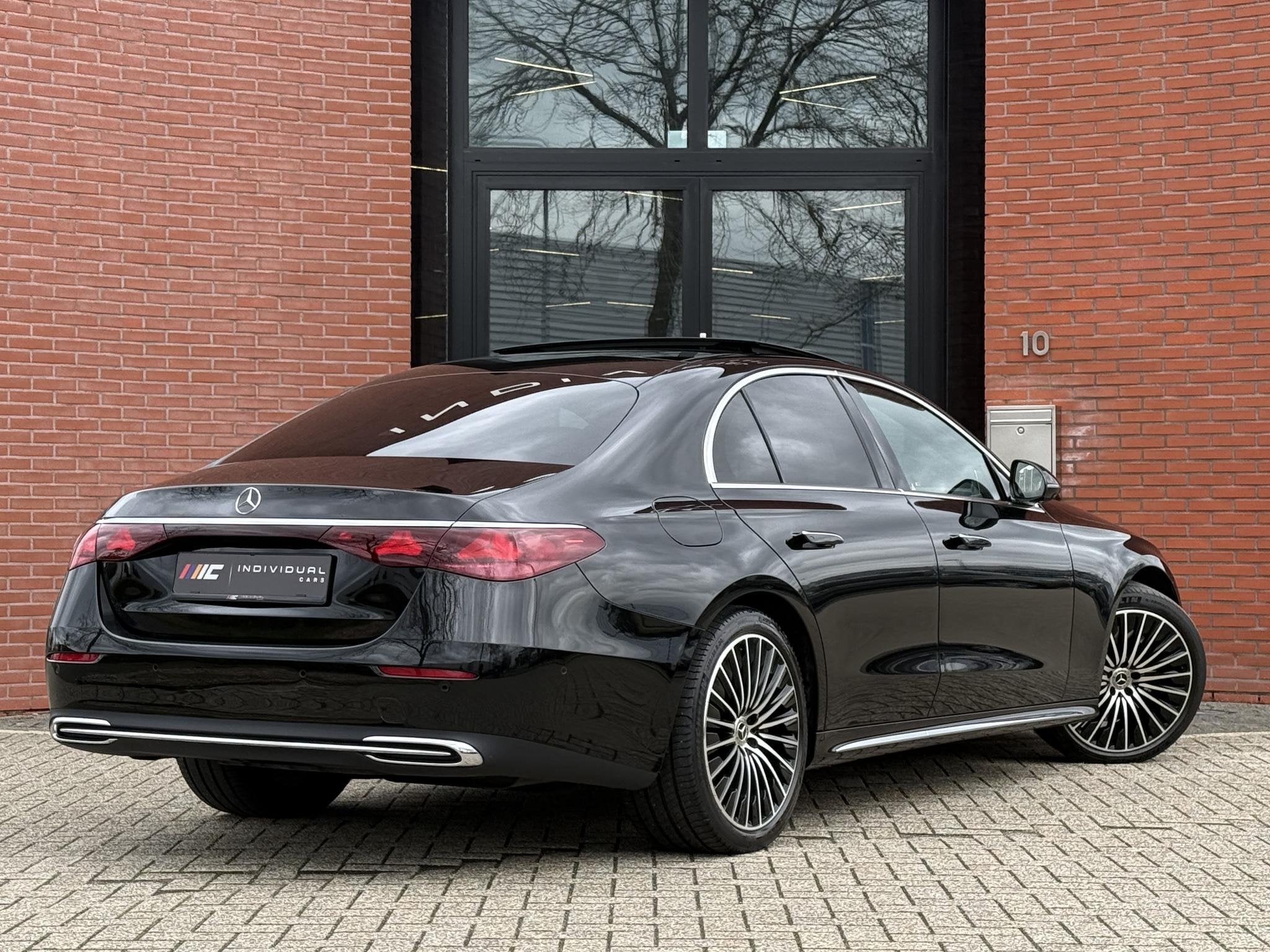 Mercedes-Benz E-klasse 300 e 4MATIC Exclusive Line Luchtveri, Auto's, Automaat, Dealer onderhouden, 4 cilinders, Zwart
