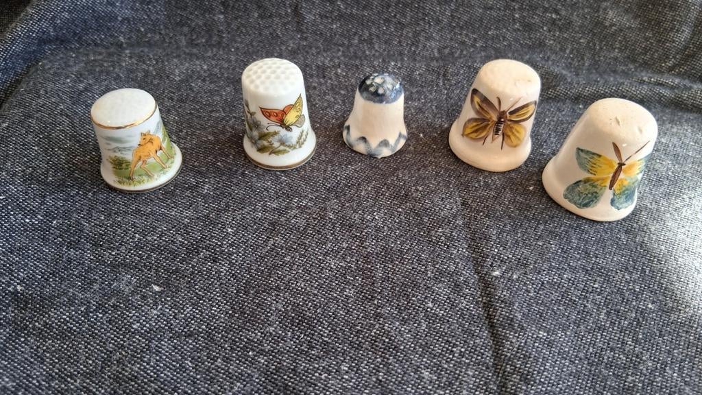 5 vingerhoedjes met vlinders, zeldzaam  hert en keramiek, Ophalen of Verzenden