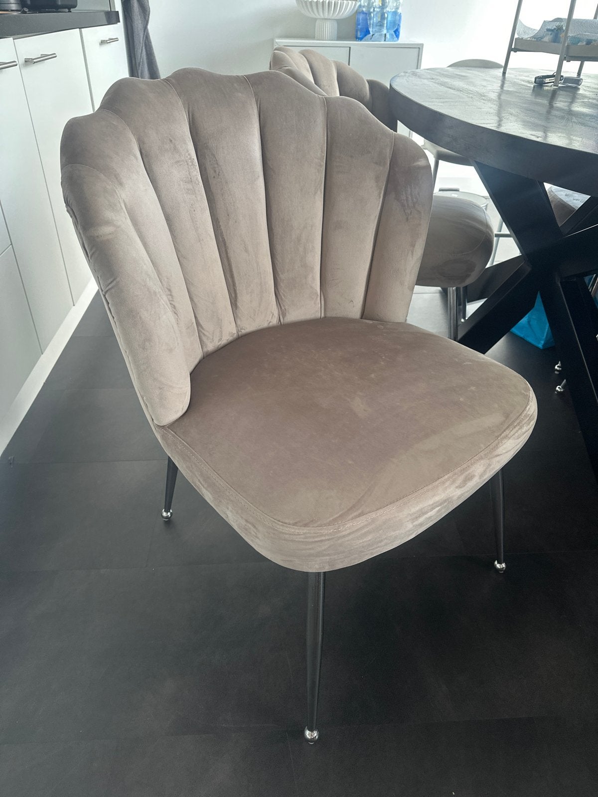 4 stuks Schelpstoelen taupe van fluweel, Ophalen, Gebruikt, Overige kleuren, Vier