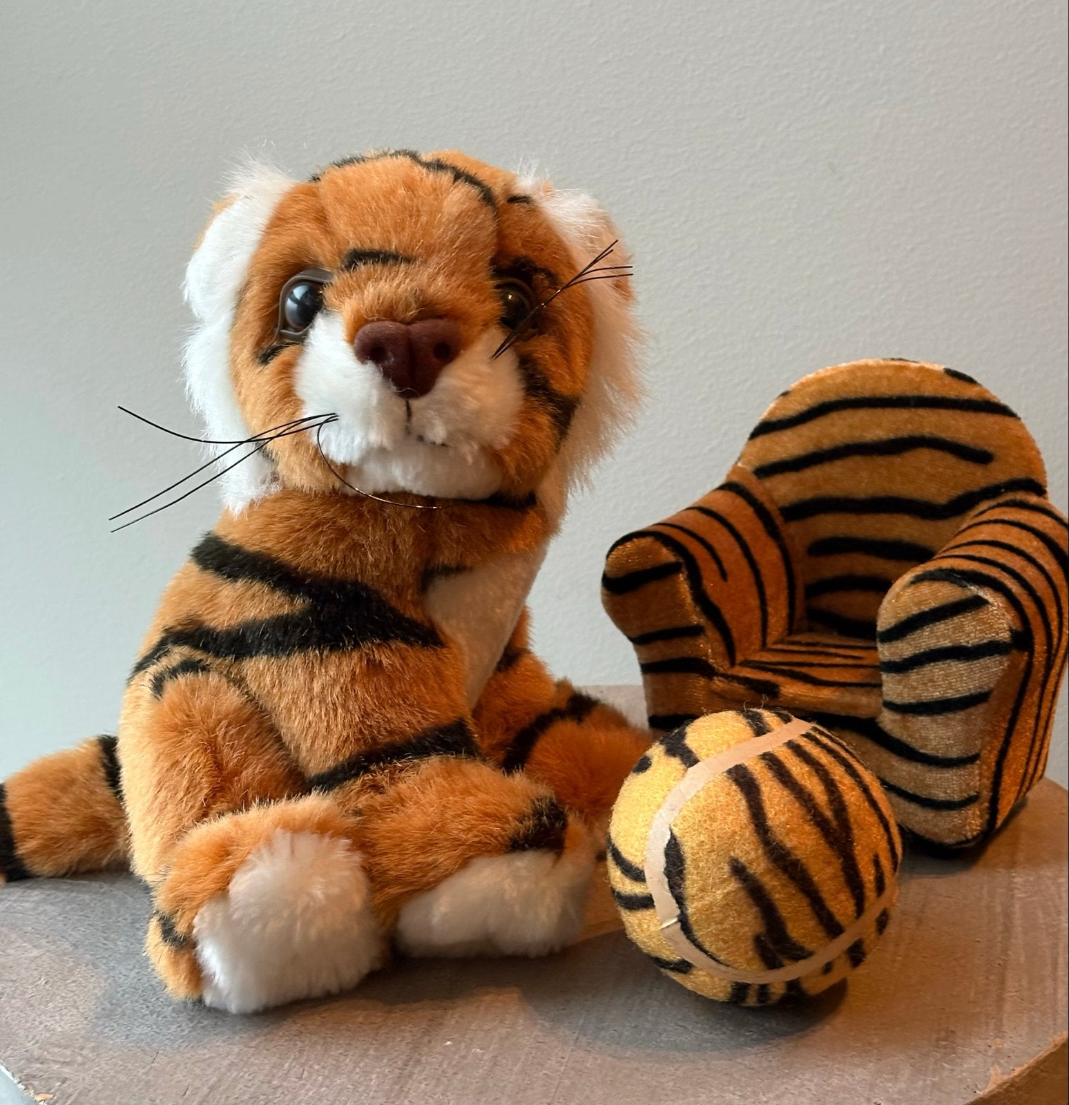 Decoratieve tijgerspullen: knuffel, stoel en bal, Kinderen en Baby's, Speelgoed | Knuffels en Pluche, Ophalen of Verzenden, Gebruikt