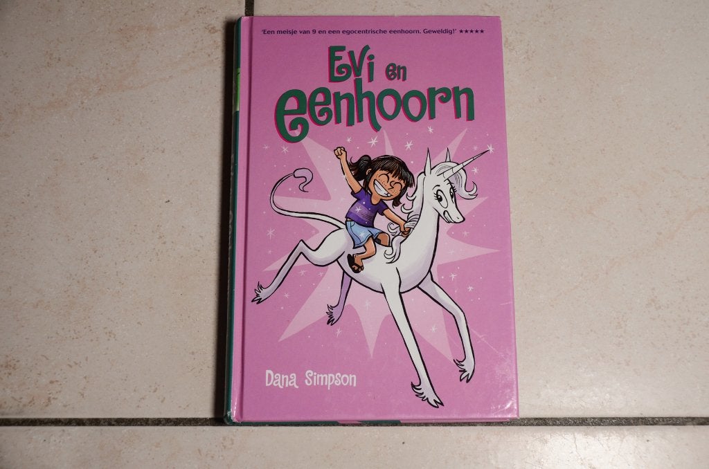 Evi en Eenhoorn / Dana Simpson , Boeken, Kinderboeken | Jeugd | onder 10 jaar, Ophalen of Verzenden, Zo goed als nieuw, Fictie algemeen