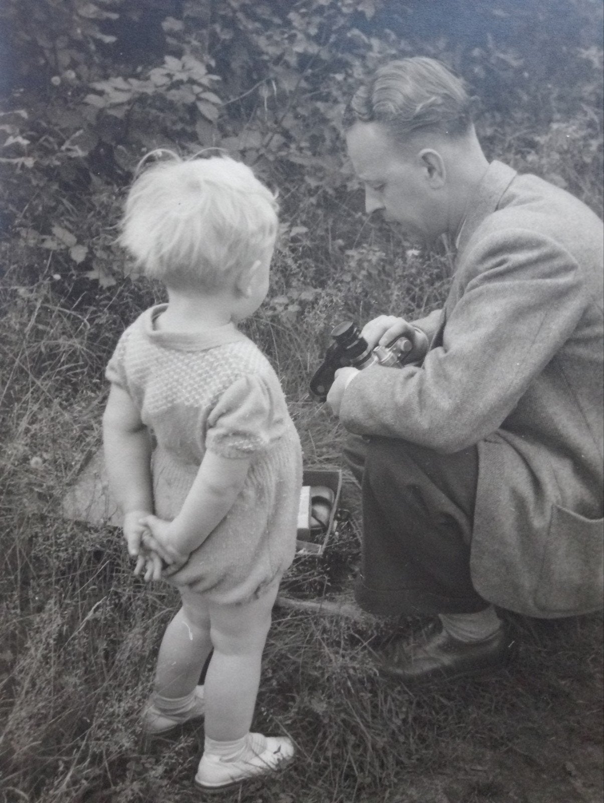 Piet Pijnenburg Oude foto Vader met kind en foto camera, Ophalen of Verzenden, Voor 1940, Gebruikt, Kind