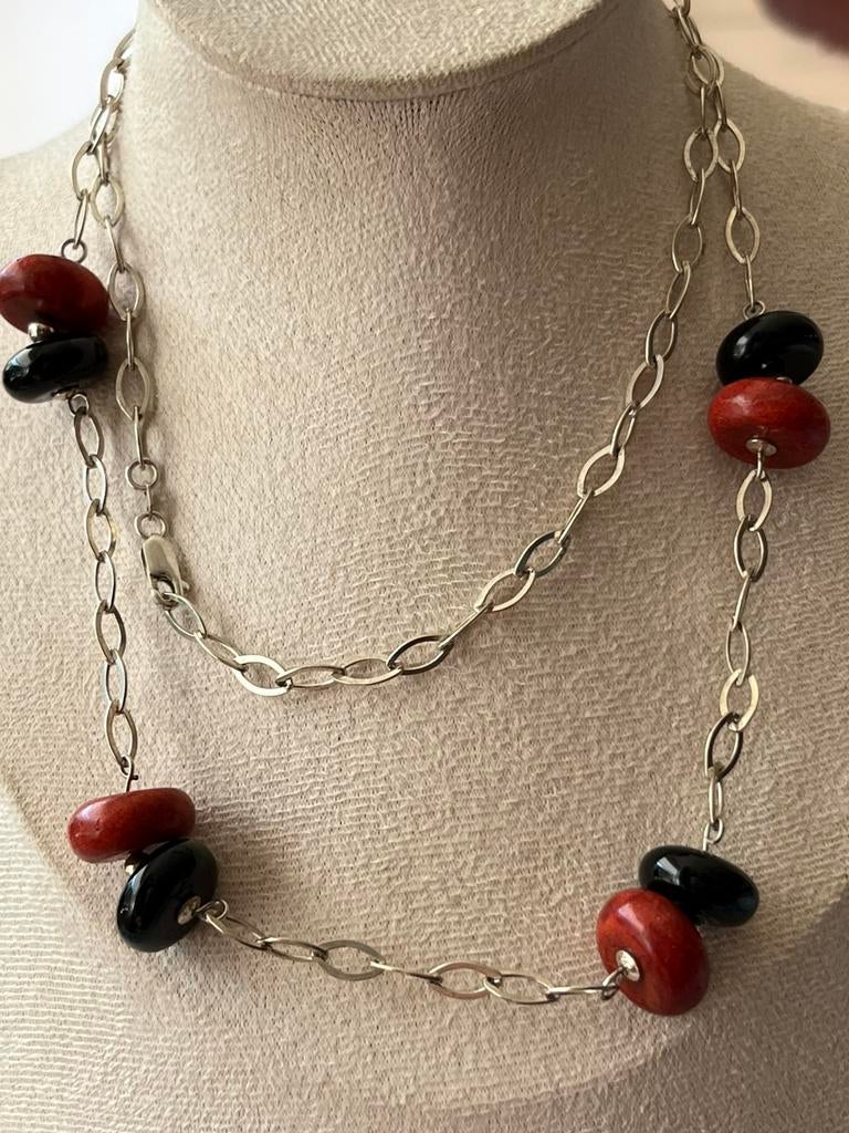 Zilveren lang collier met Bloedkoraal en Onyx, 80 cm, Verzenden, Zo goed als nieuw, Met edelsteen, Rood