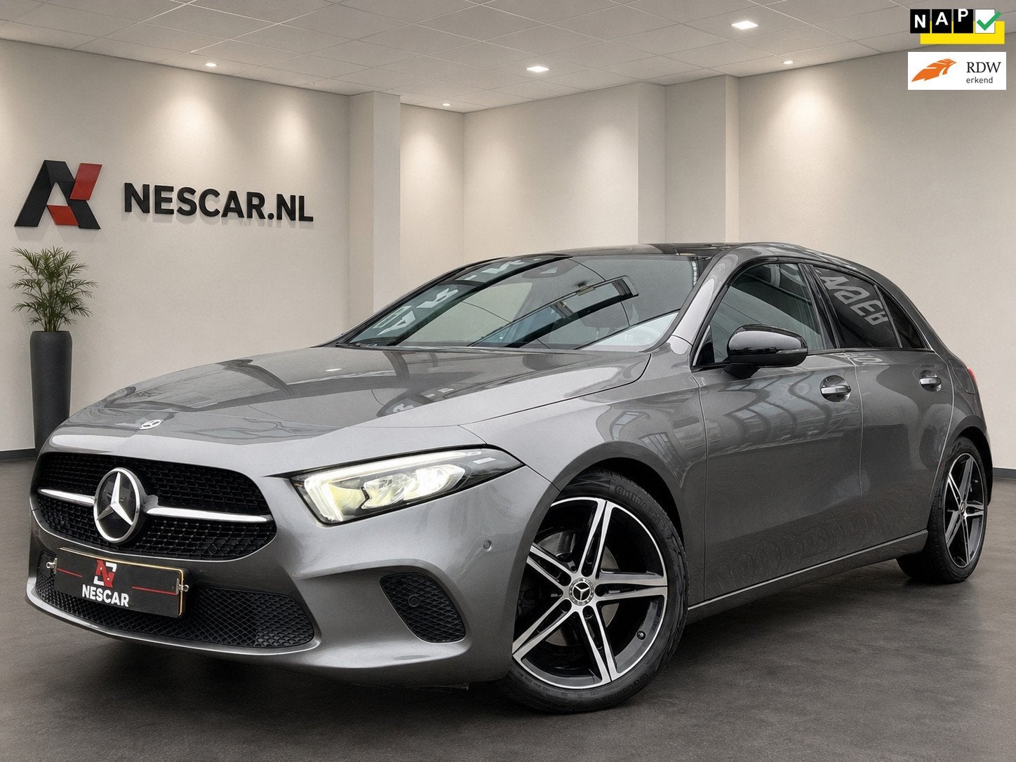 Mercedes-Benz A-klasse A200 Luxury Line, Pano, Carplay, 1ste, Auto's, Dealer onderhouden, Gebruikt, Euro 6, 4 cilinders