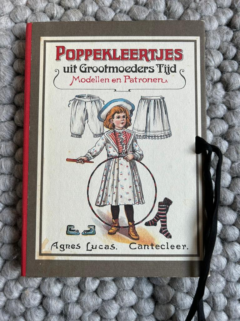 Patronen voor poppenkleertjes; Uit Grootmoeders Tijd, Ophalen of Verzenden, Zo goed als nieuw, Pop