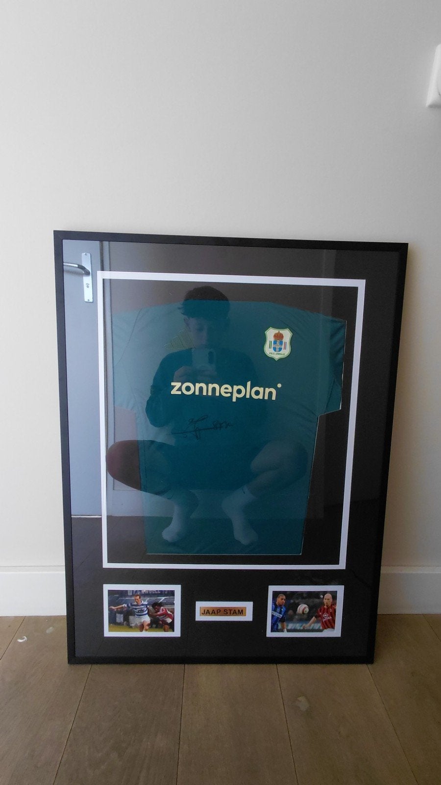 Gesigneerd Jaap Stam voetbalshirt met fotobewijs - Ingelijst, Verzamelen, Sportartikelen en Voetbal, Ophalen of Verzenden, Zo goed als nieuw