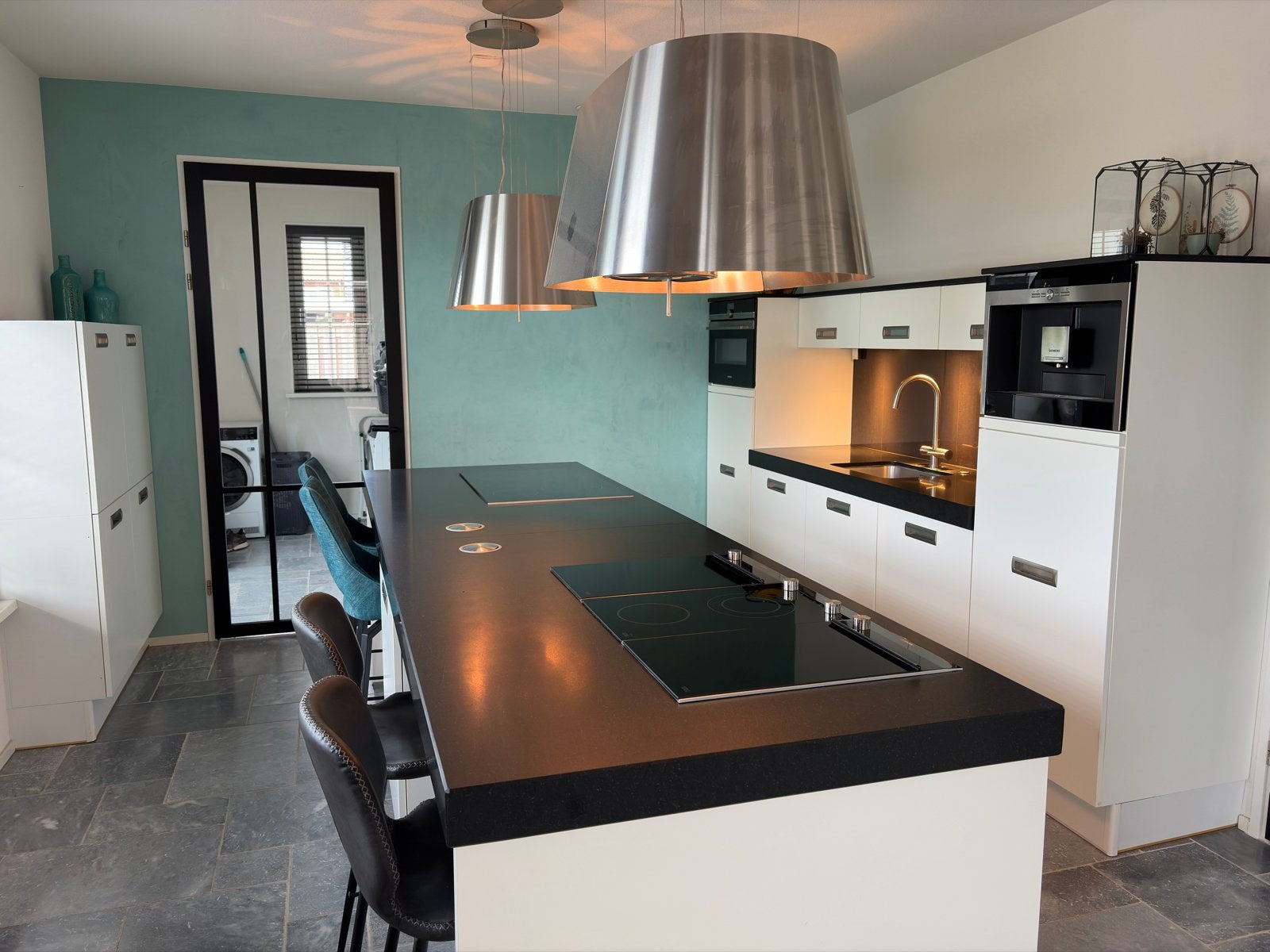 Moderne Bruynzeel keuken met Siemens en ATAG apparatuur, Ophalen, Gebruikt, Wit, Met kookeiland