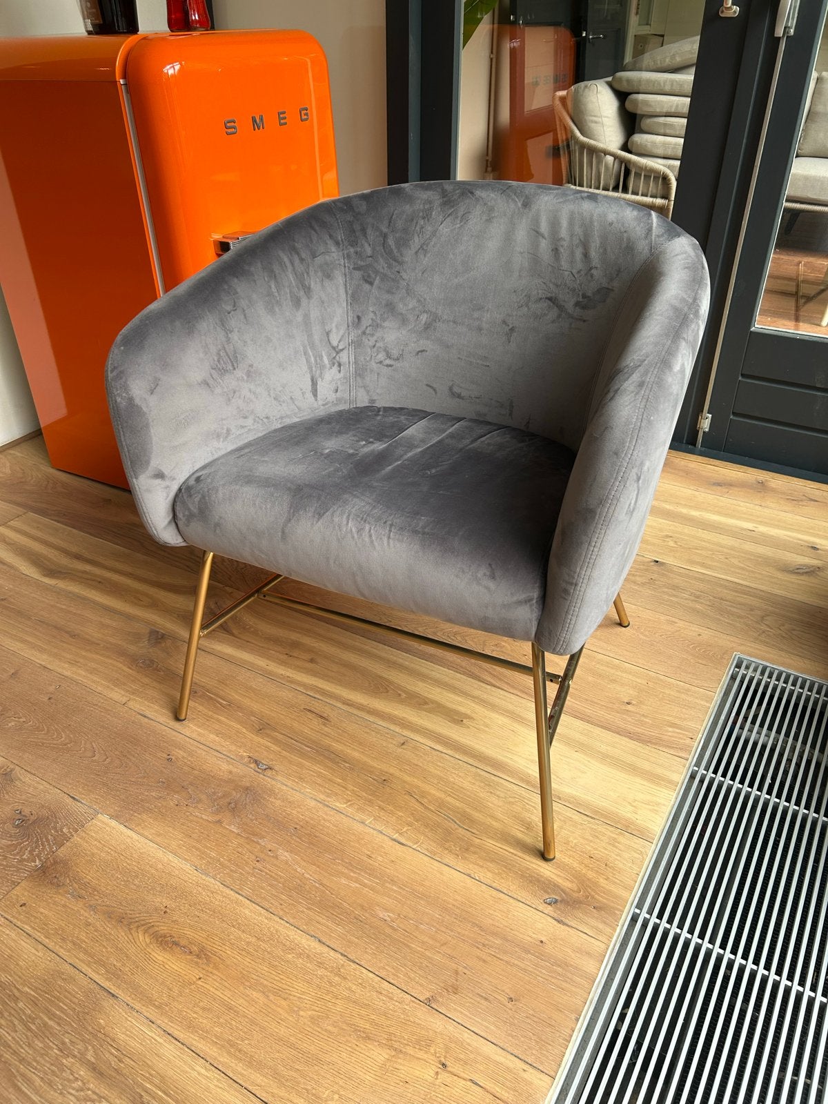 Grijze fluwelen stoel met gouden poten, Huis en Inrichting, Stoelen, Ophalen of Verzenden, Zo goed als nieuw, Eén, Stof