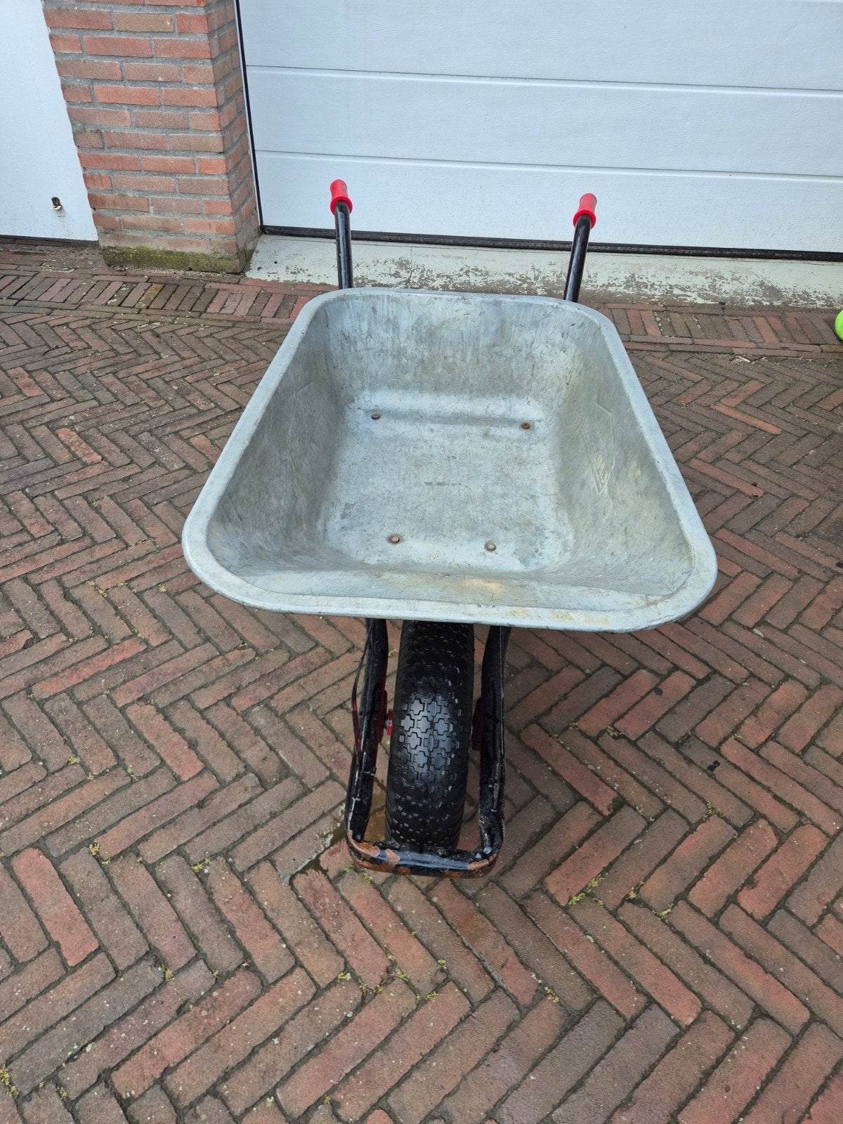 Stevige kruiwagen met één wiel, Tuin en Terras, Kruiwagens, Ophalen of Verzenden, Gebruikt, Handmatig, Eenwielig