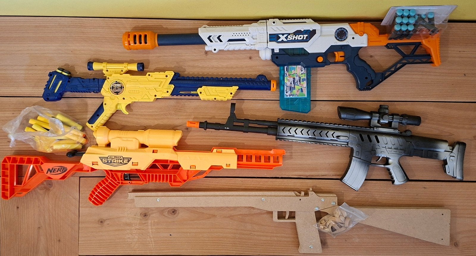 Nerf geweren, ratelgeweer en houten geweer met elastiek, Ophalen, Zo goed als nieuw