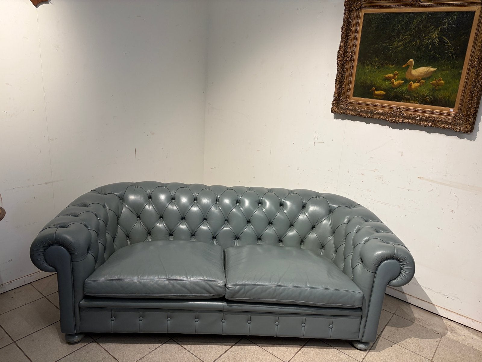 Vintage Chesterfield bank met goed zitcomfort - Grijs leer, Ophalen, Gebruikt, 150 tot 200 cm, Tweepersoons