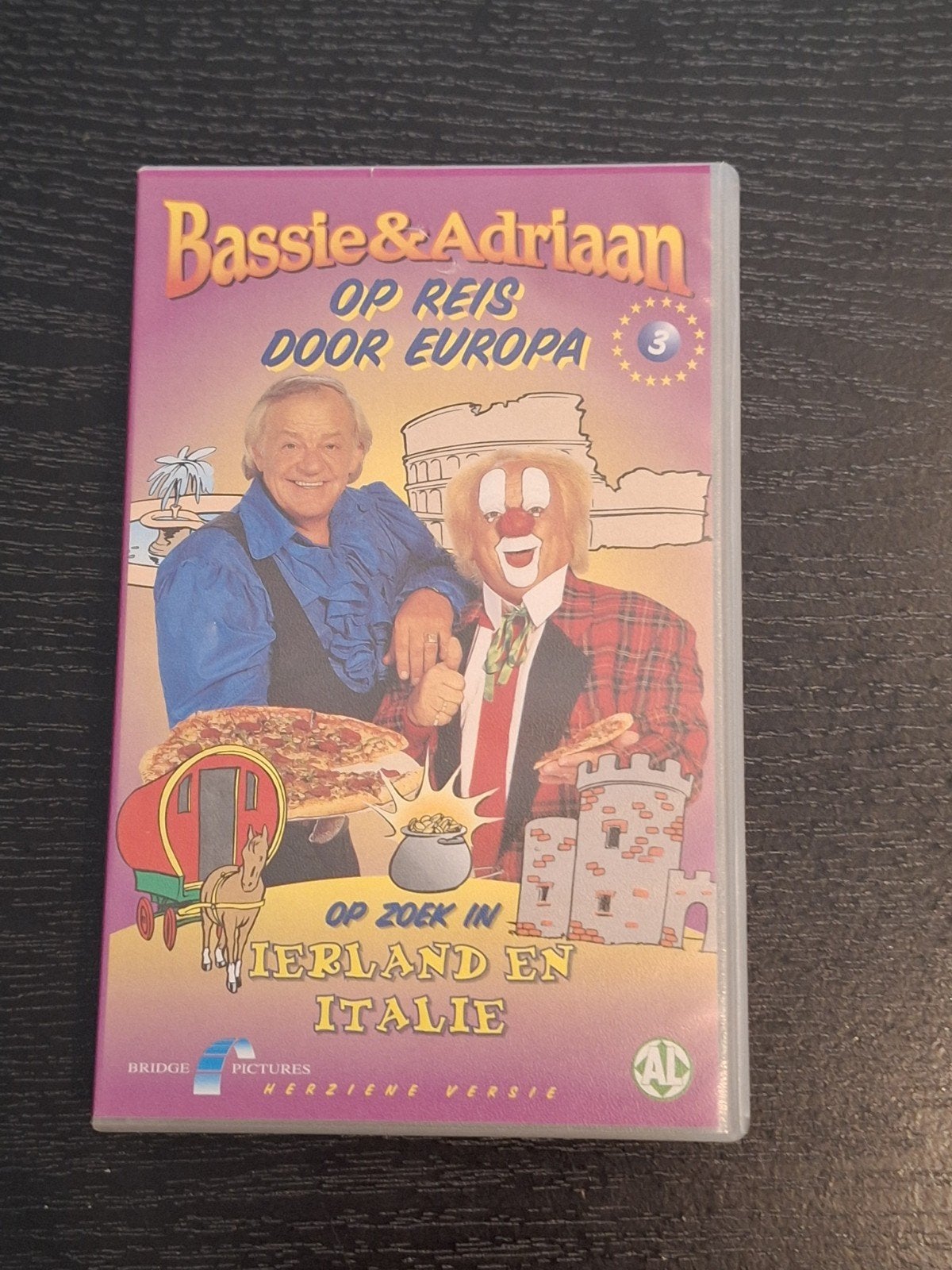 Bassie & Adriaan Op Reis Door Europa 3 VHS, Alle leeftijden, Ophalen of Verzenden, Gebruikt, Actie en Avontuur