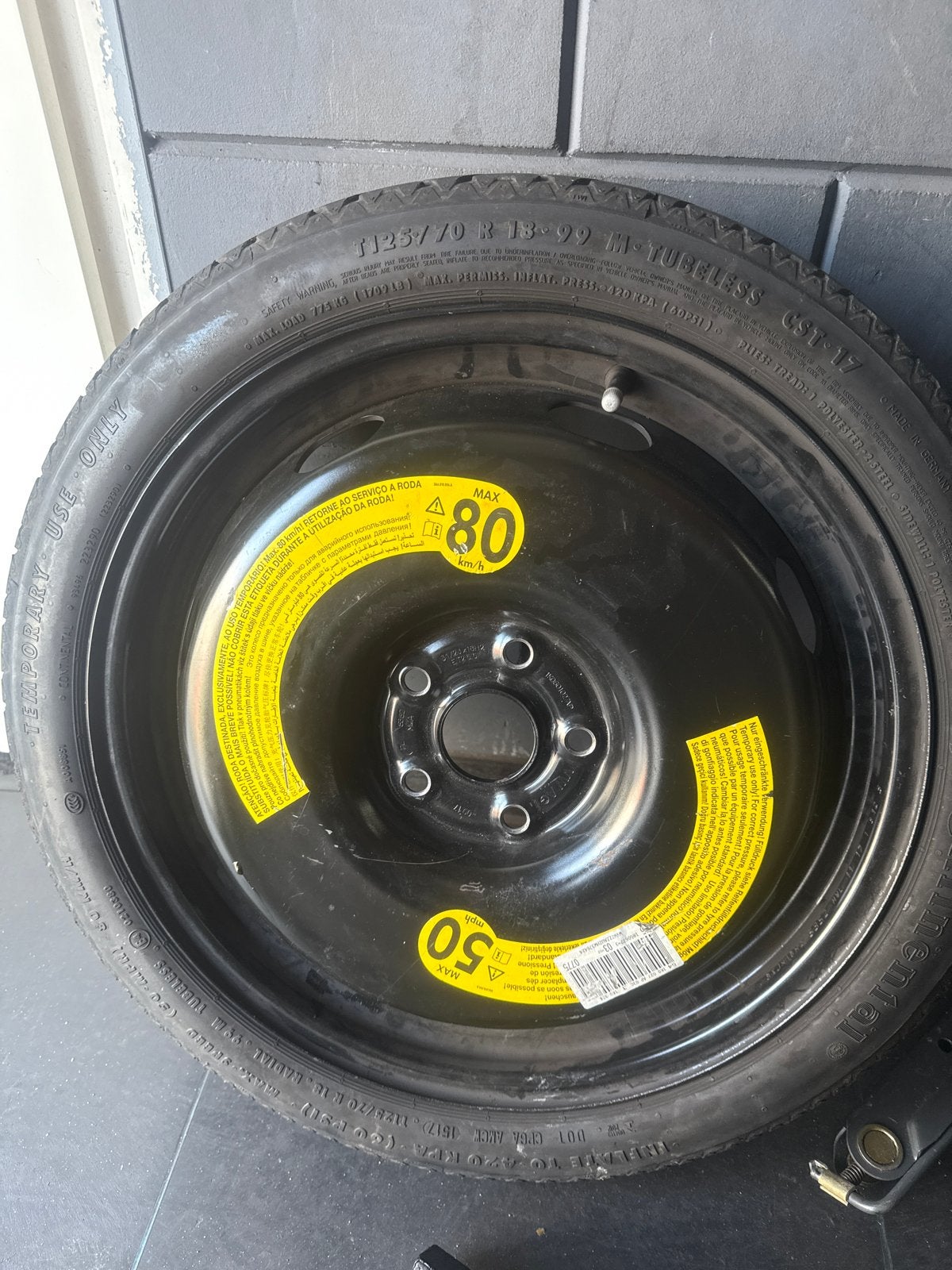 Volkswagen Reservewiel met krik en wielsleutel T125/70 R18, Ophalen of Verzenden, Gebruikt