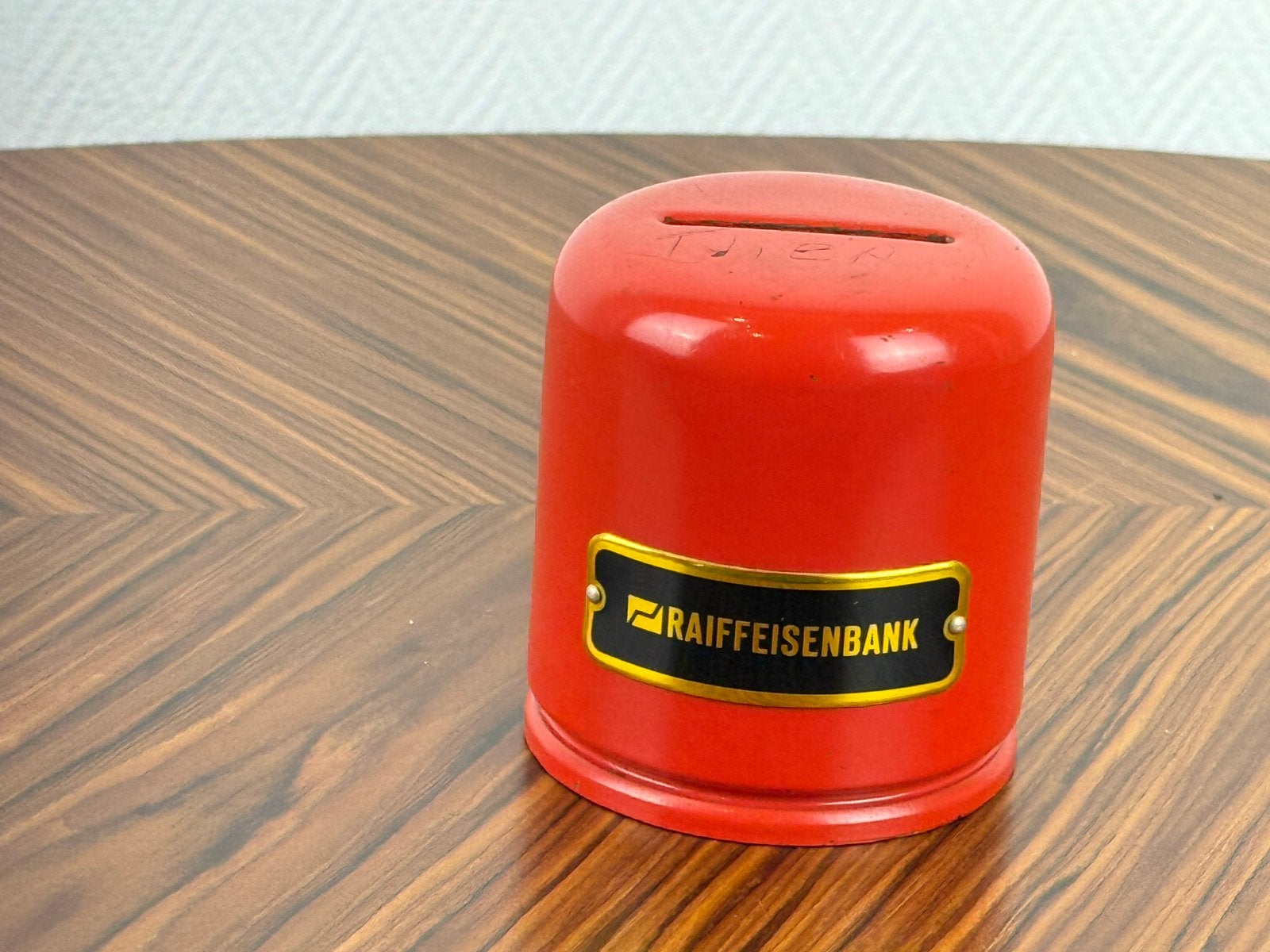 Vintage Raiffeisenbank spaarpot - Rood metaal, Verzamelen, Ophalen of Verzenden, Gebruikt, Metaal of Blik, Object of Gebouw