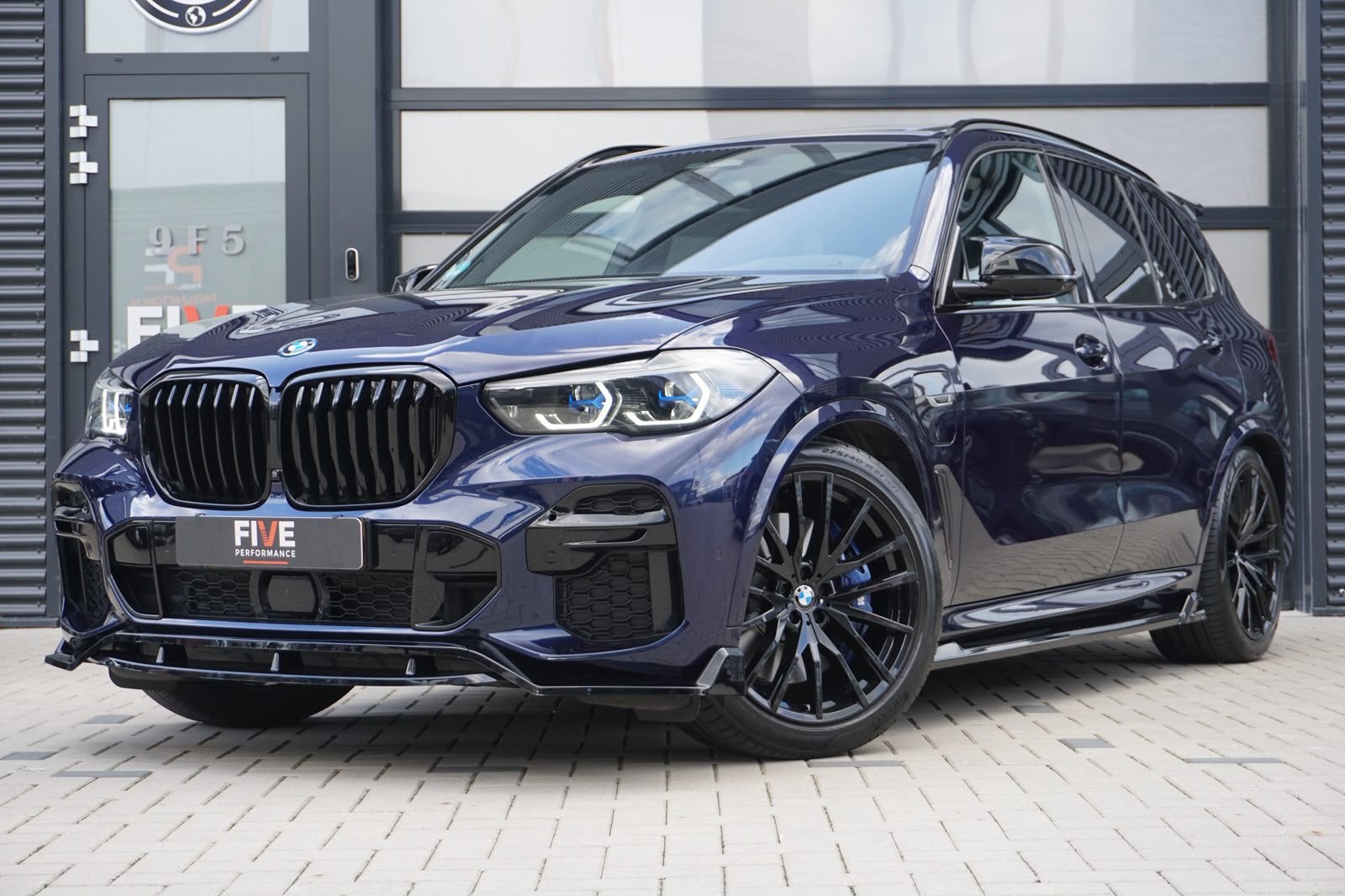 BMW X5 45e / SkyLounge / Massage / Trekhaak / M-Stoelen / HK, Auto's, Dealer onderhouden, 394 pk, Blauw, Parkeerassistent
