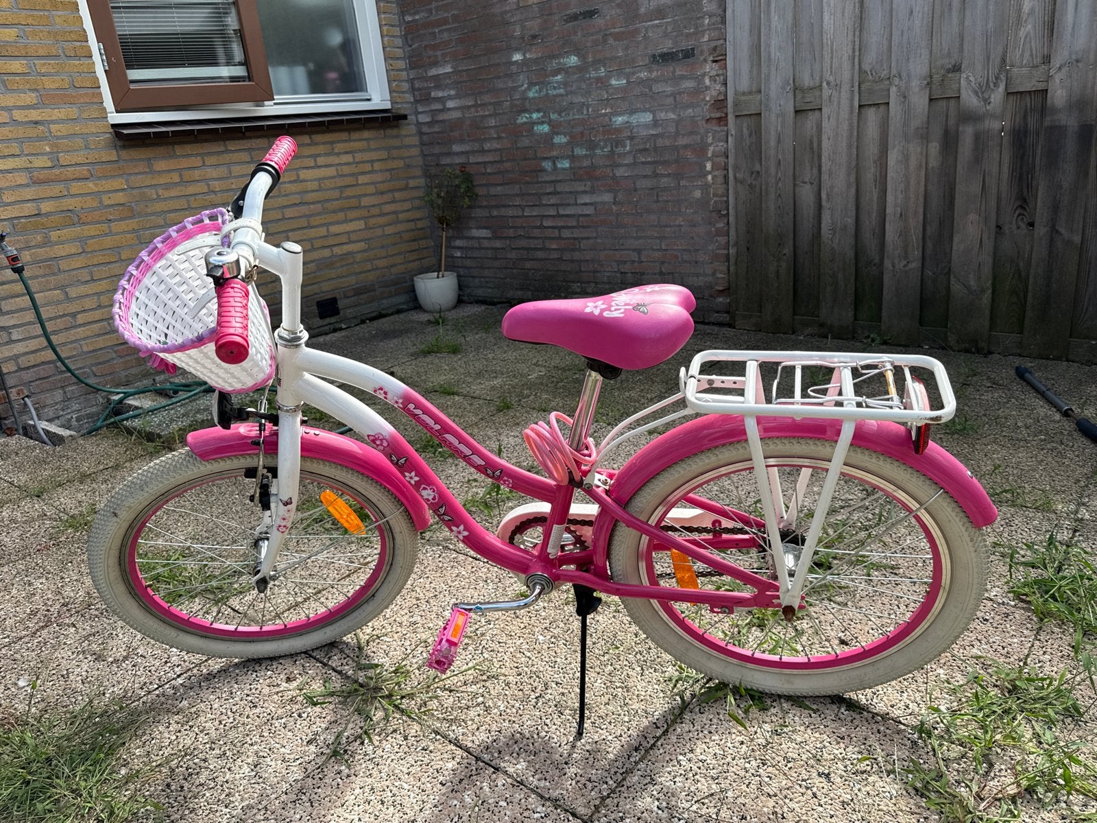 Roze kinderfiets met mandje en bagagedrager, Ophalen of Verzenden, Gebruikt, Velgrem, 20 inch of meer