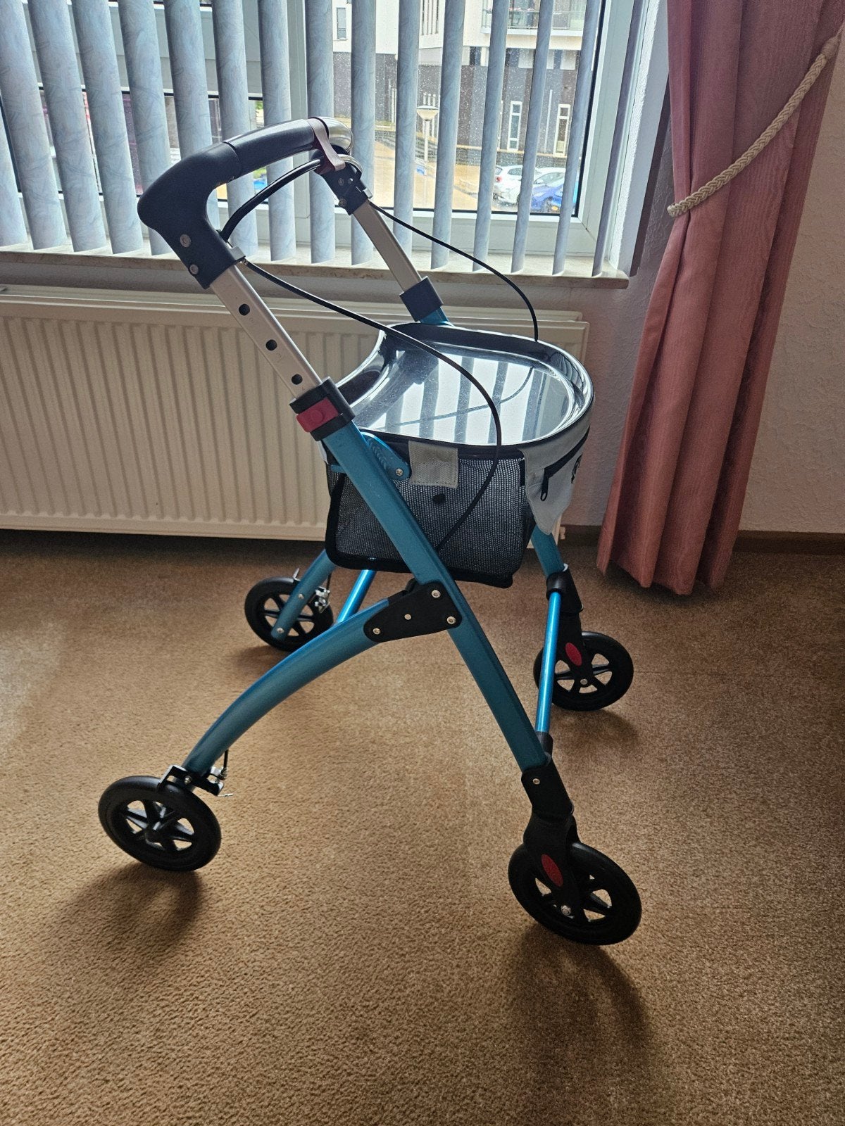 Te Koop lichtgewicht Indoor Rollator, Diversen, Ophalen, Lichtgewicht, Zo goed als nieuw