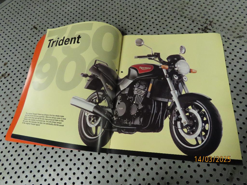 Triumph kleurenfolder Reclame Advertentie '93 Trident e.a., Ophalen of Verzenden, Gebruikt, Motoren