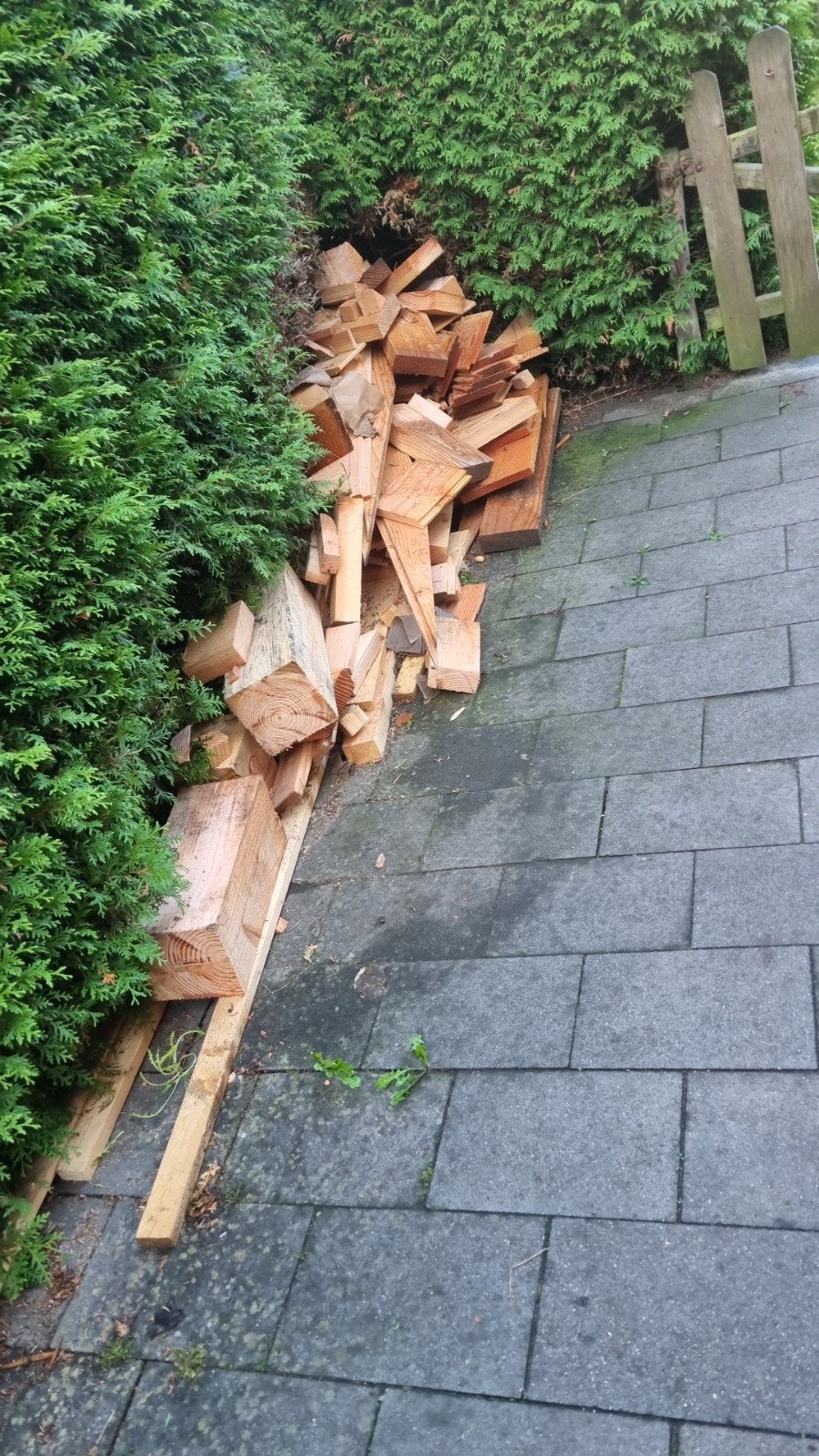 Gratis houtblokken en planken - ideaal voor brandhout, Tuin en Terras, Haardhout, Minder dan 3 m³, Ophalen of Verzenden, Overige houtsoorten