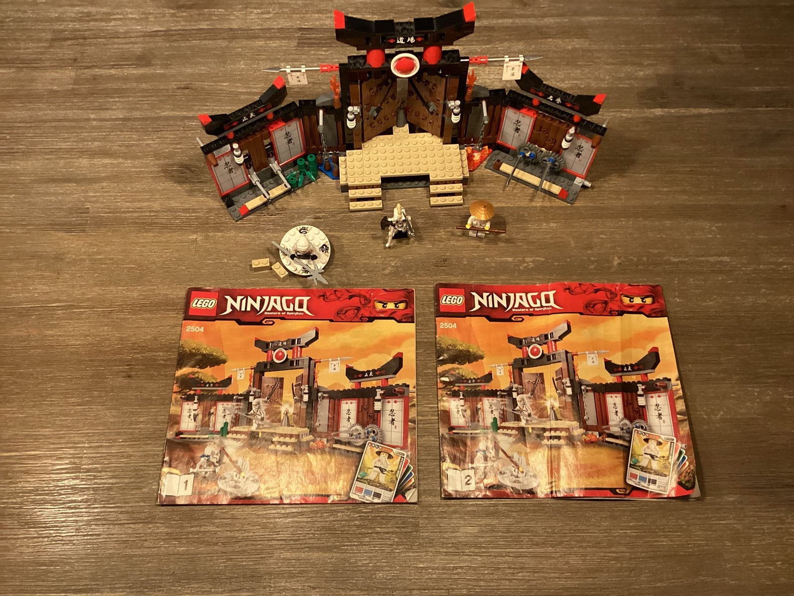 Lego 2504 Spinjitzu Dojo. Compleet met instructieboekjes, Gebruikt, Lego, Ophalen of Verzenden, Ninjago