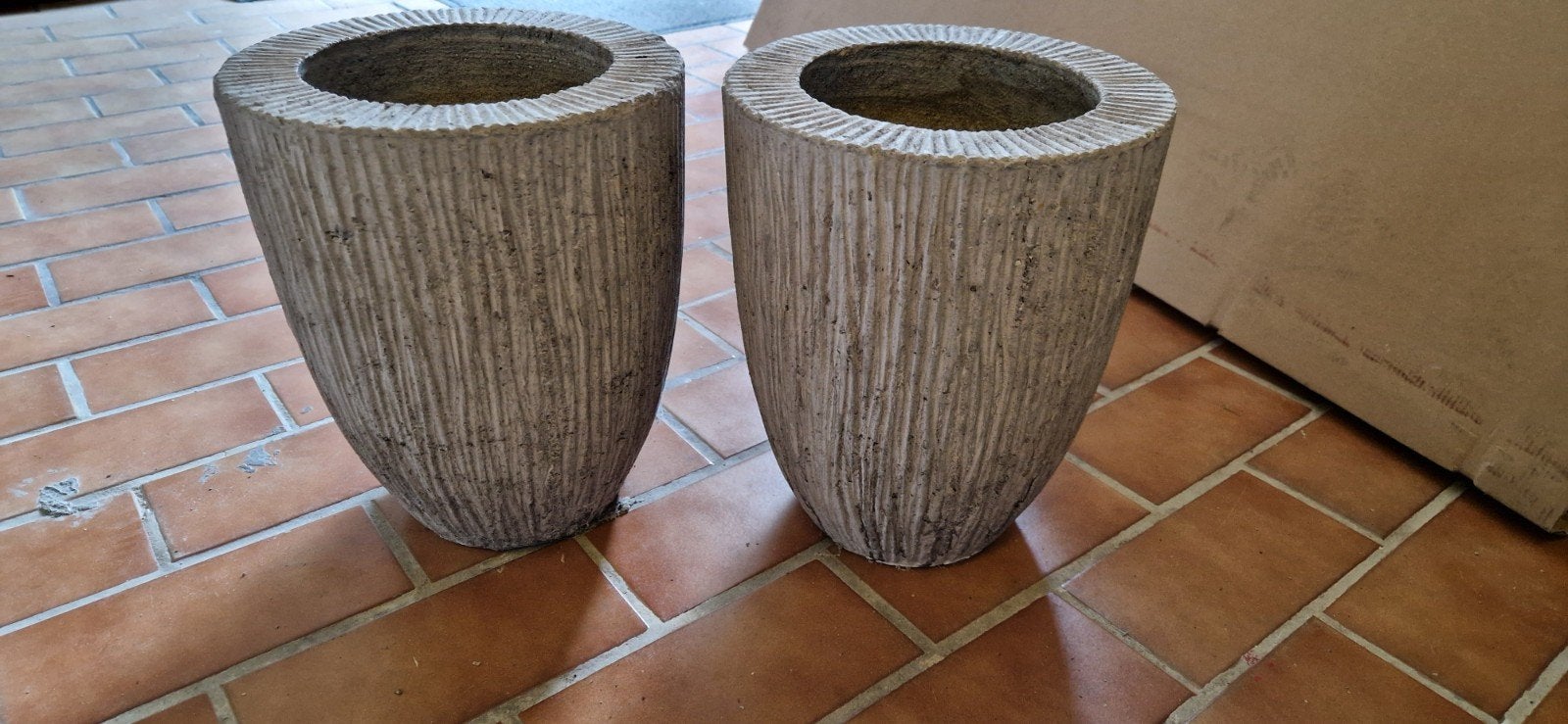 2 bloempotten, vazen van PTMD

Beton, geribbeld, Huis en Inrichting, Woonaccessoires | Vazen, Ophalen of Verzenden, Overige kleuren