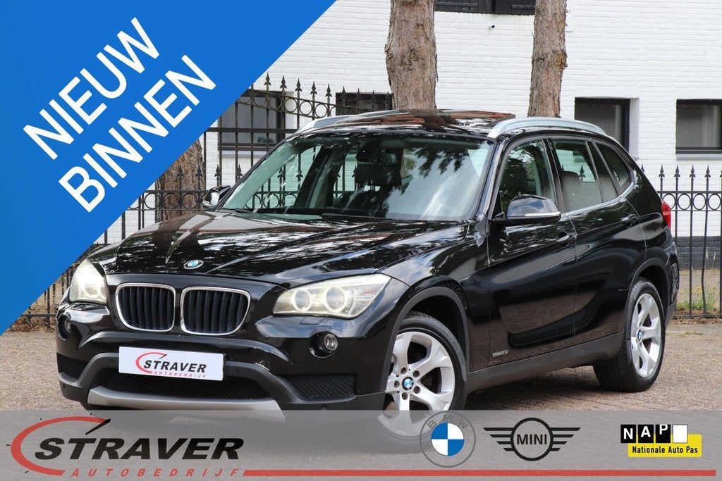 BMW X1 sDrive20i Chrome Line |Sportstoelen |Trekhaak |Panora, Auto's, BMW, Euro 6, 4 cilinders, Zwart, Origineel Nederlands