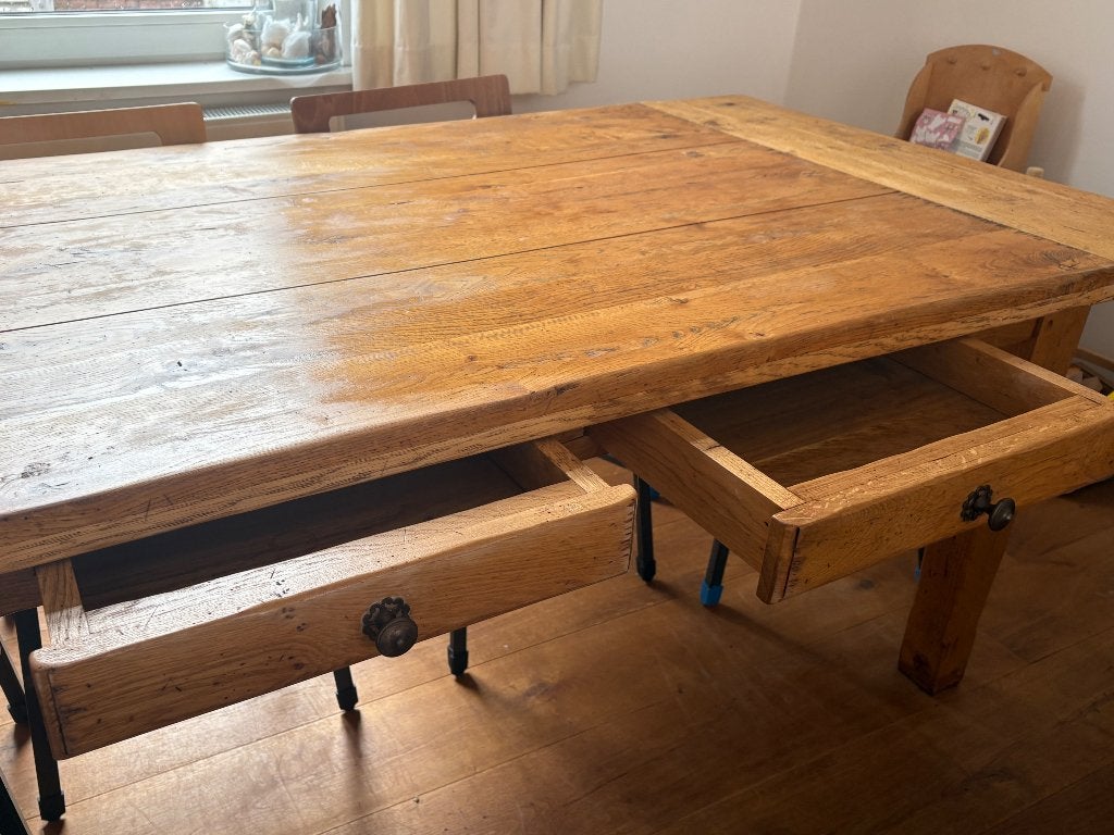 Foto 5 van Robuuste eikenhouten eettafel met lades