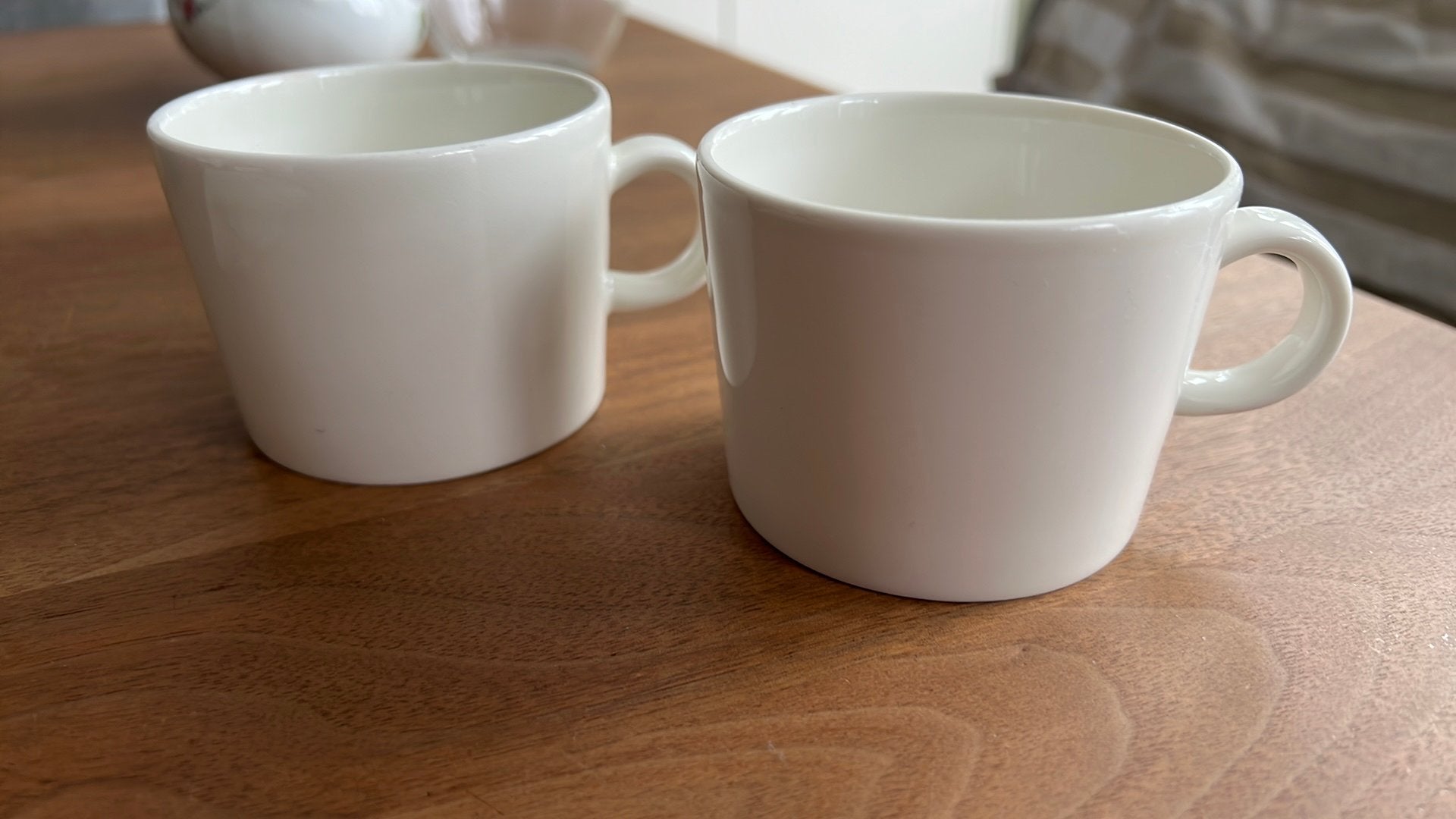 Twee koffiekoppen Teema Arabia Finland wit, Huis en Inrichting, Keuken | Servies, Ophalen, Keramiek, Zo goed als nieuw, Bord(en)