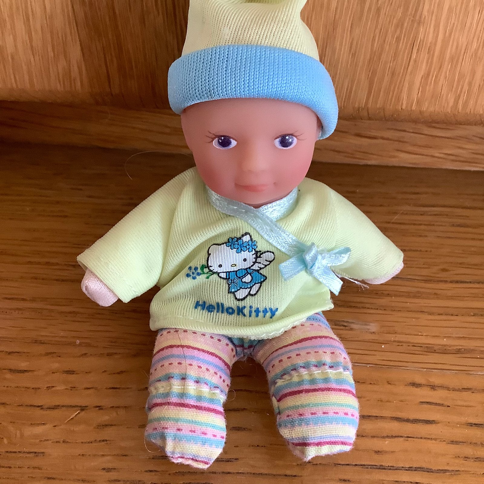 Mini babypopje met Hello Kitty shirtje, Ophalen, Zo goed als nieuw, Overige typen