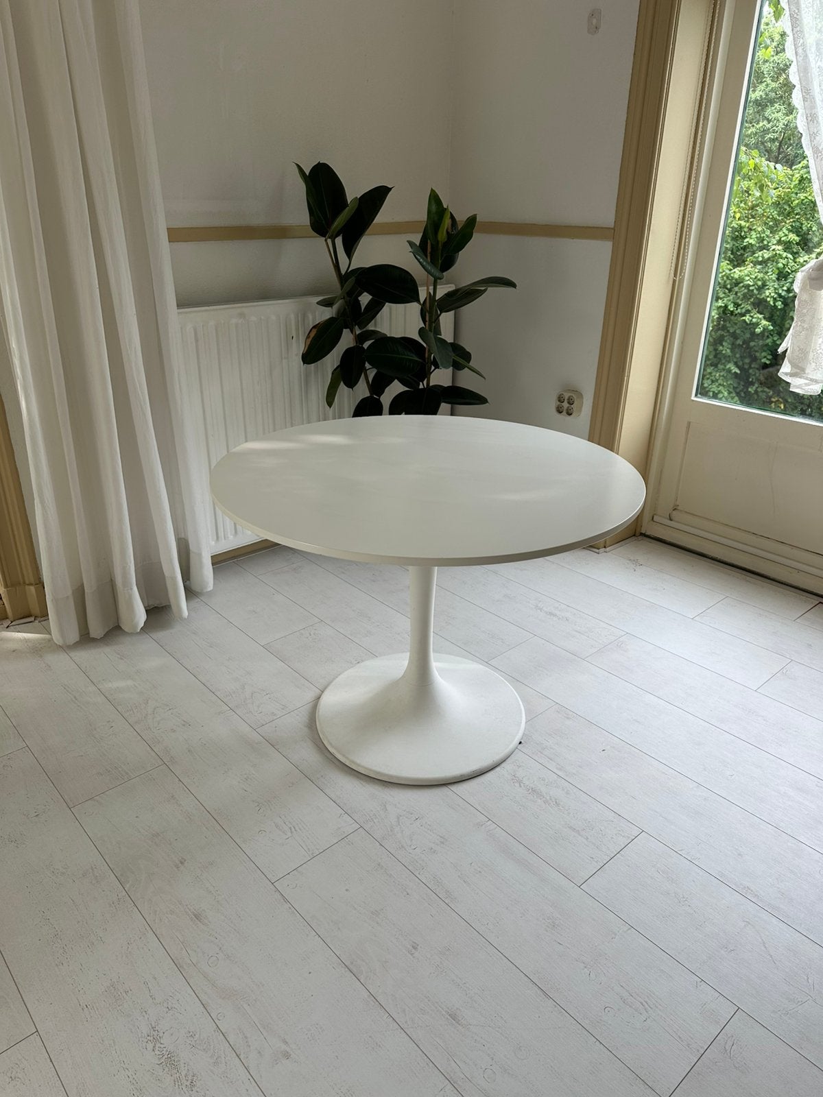 Mooie ronde witte tafel Ikea, in zeer goede staat., Huis en Inrichting, Tafels | Salontafels, Ophalen, Zo goed als nieuw, Rond