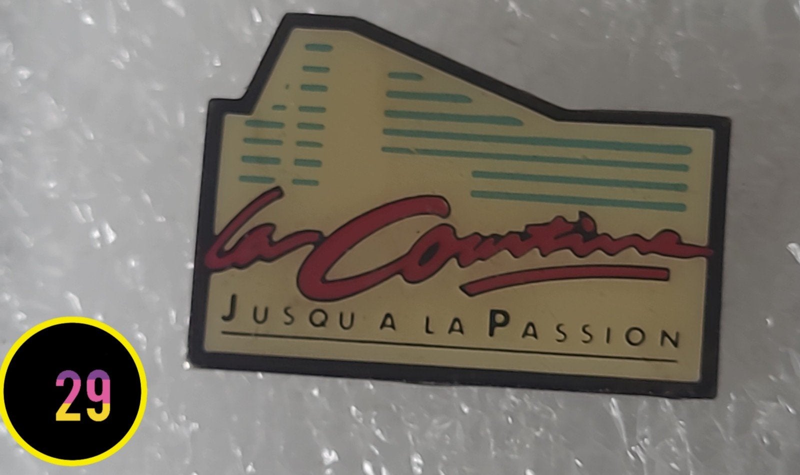 Vintage Pin 'La Courtine Jusqu'a la Passion', Verzenden