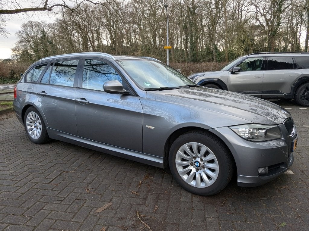 BMW 3-Serie 318i 143pk Aut. 2011 Grijs - Schuifkanteldak, Automaat, Euro 5, 1995 cc, 1435 kg