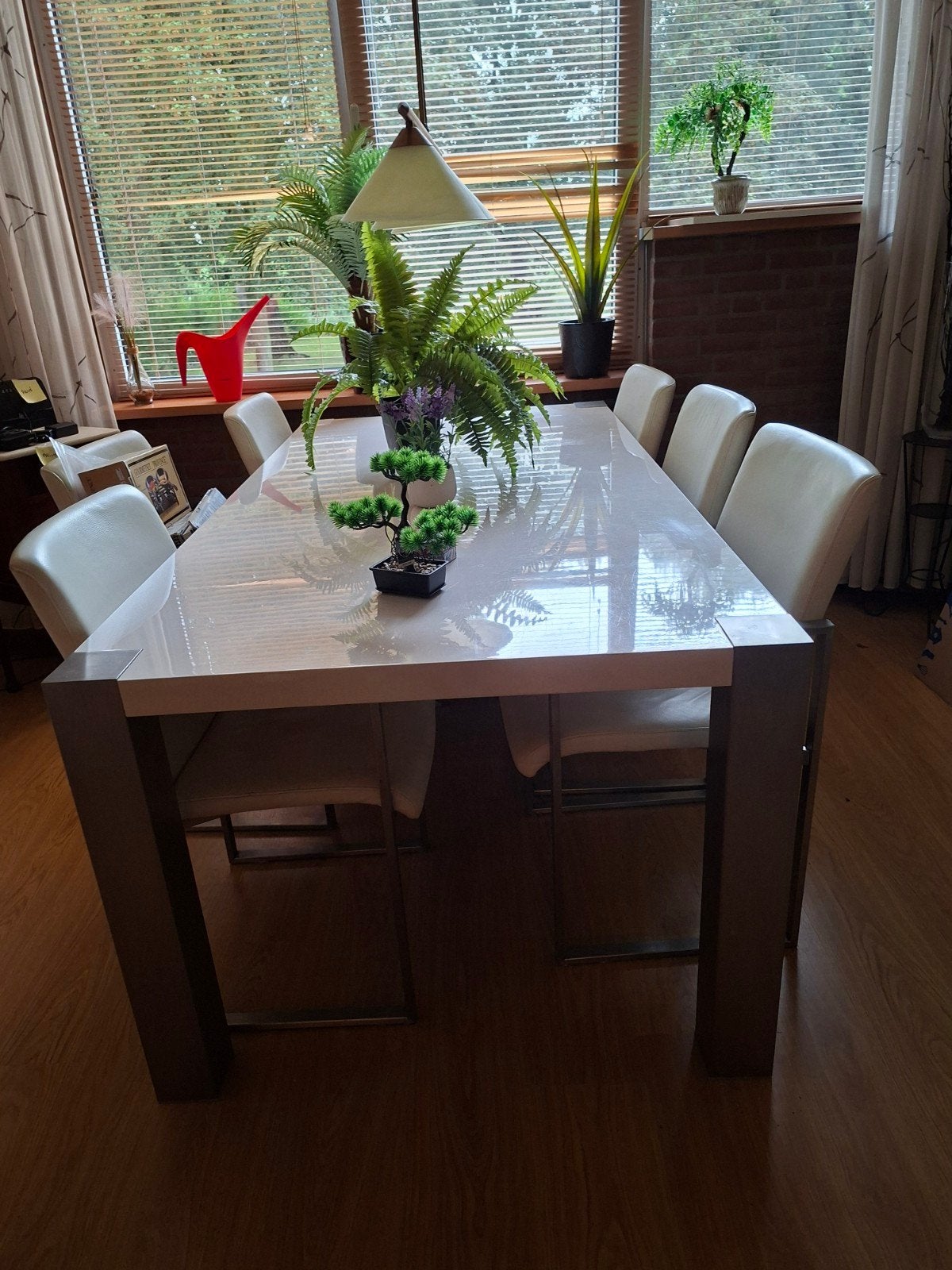 Moderne eetkamertafel met stoelen met armleuning - 6 stuks, Huis en Inrichting, Ophalen, Gebruikt, Wit, Modern