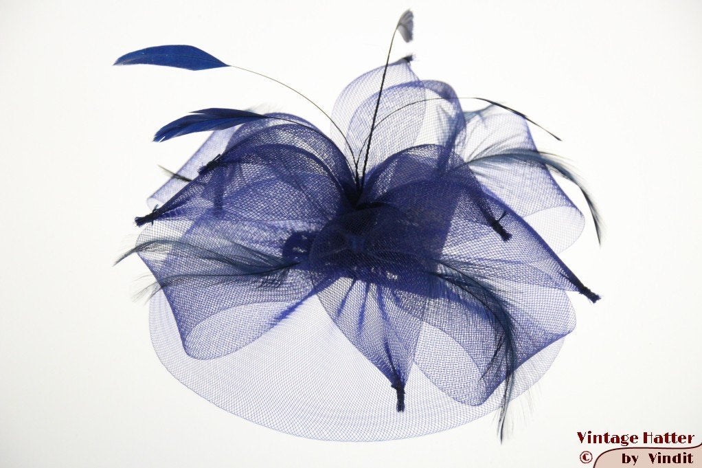 Disc Fascinator donker blauw met veren en clip nieuw 1 size, Ophalen of Verzenden, Nieuw, One size fits all, Hoed