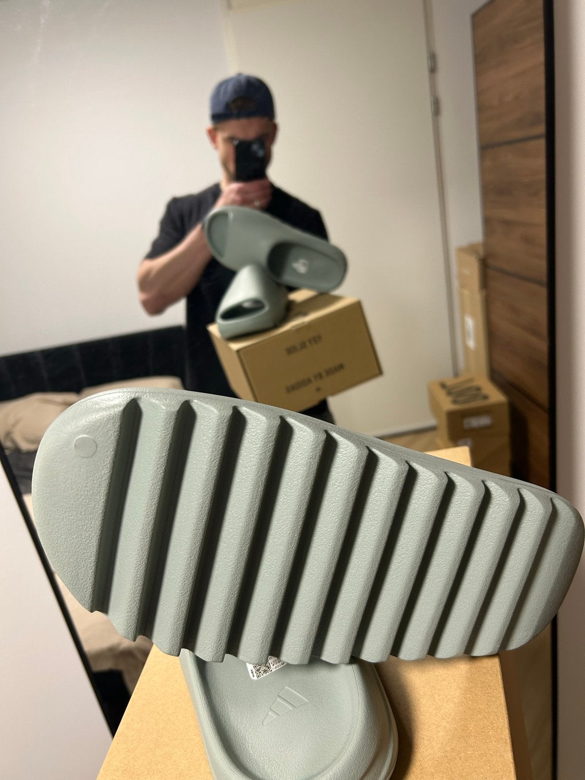 Adidas Yeezy Slide 'Slate Grey' - Nieuw in doos, Ophalen of Verzenden, Nieuw, Overige kleuren, Slippers
