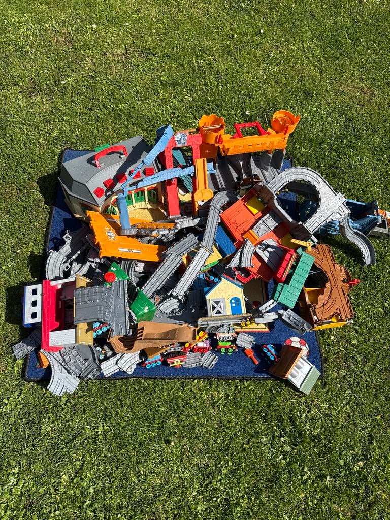 Grote collectie Thomas de Trein: treintjes, rails, huisjes, Ophalen of Verzenden, Zo goed als nieuw