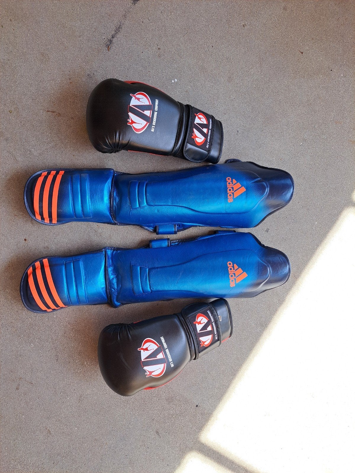 Bokshandschoenen en scheenbeschermers - Adidas en MVP, Ophalen, Gebruikt, Overige, Vechtsportbescherming