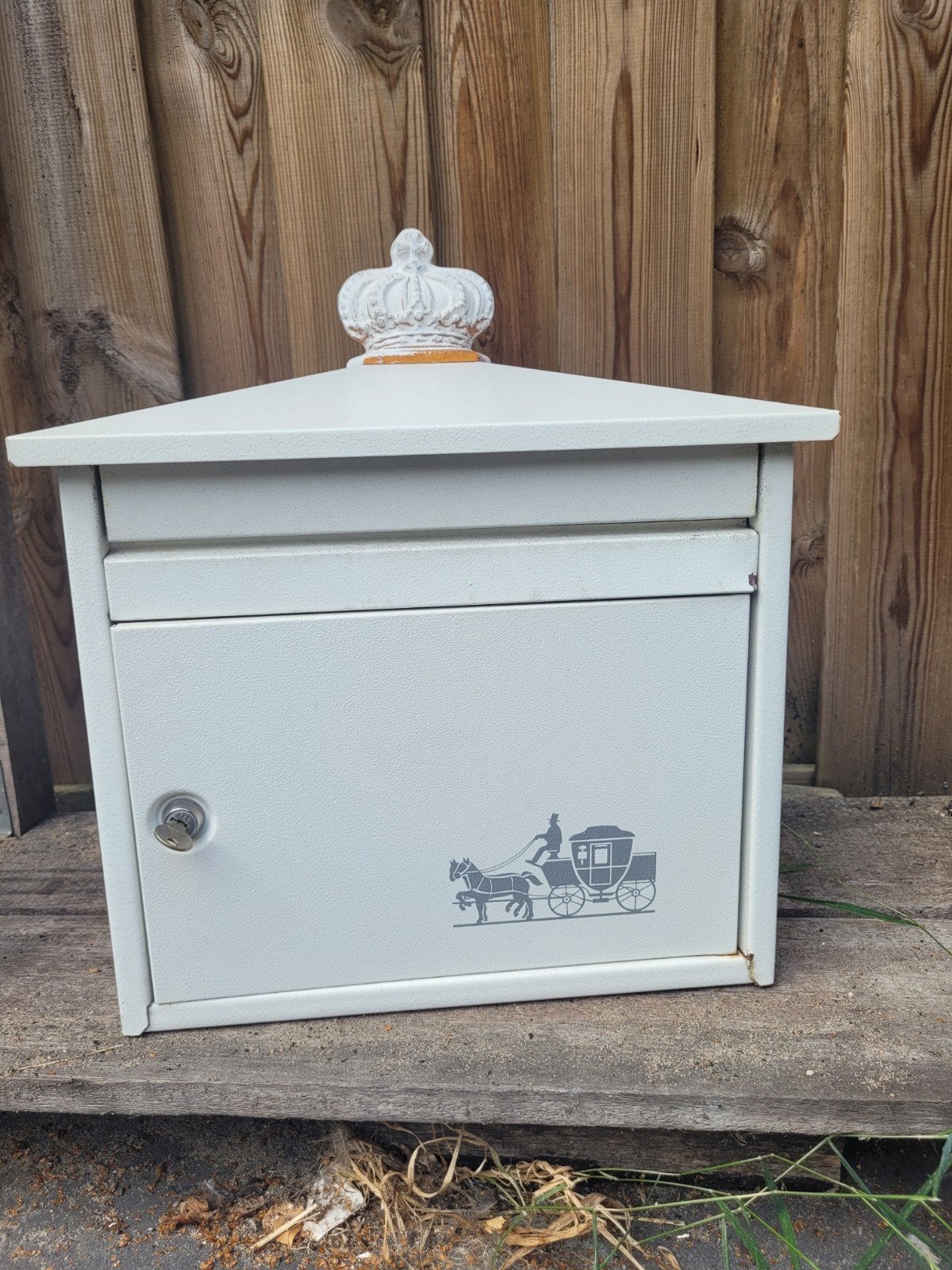 Brabantia brievenbus wit met kroon en koets, Ophalen, Gebruikt, IJzer, Wandbrievenbus