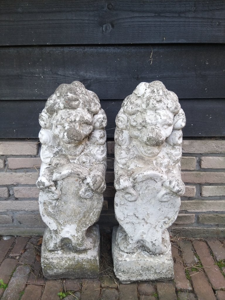 oude leeuwen beeld met schild, Ophalen