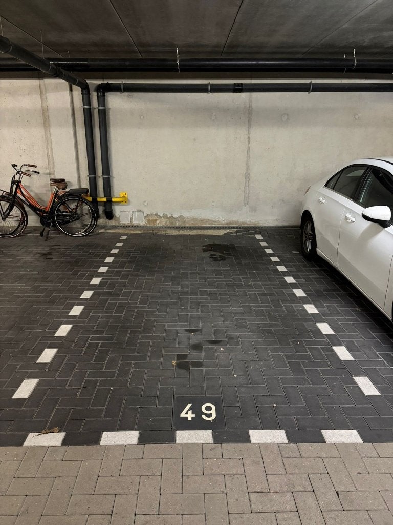 Overdekte parkeerplek Amsterdam West naast oprit A10, Huizen en Kamers, Garages en Parkeerplaatsen, Amsterdam