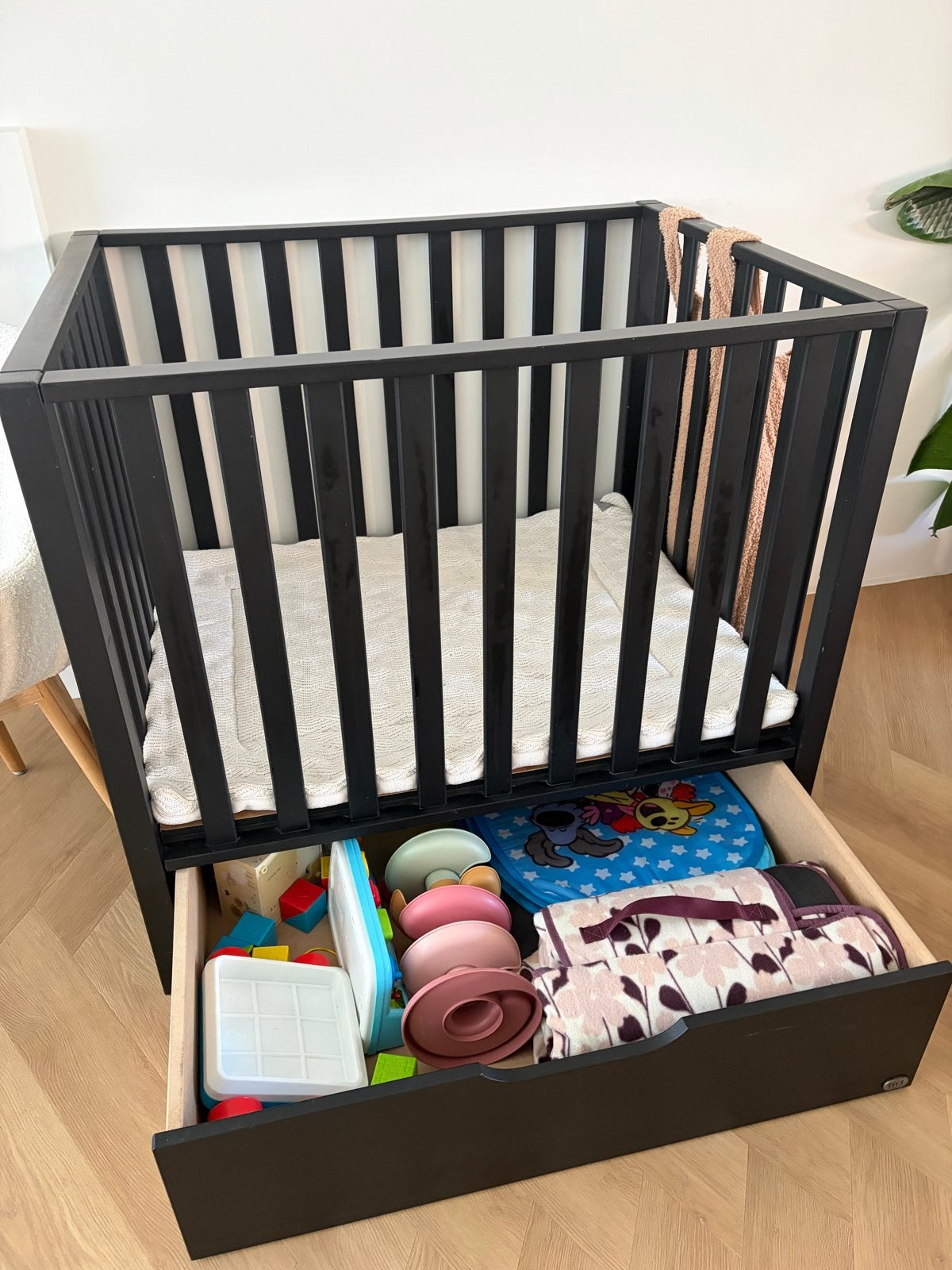 Zwarte box met ruime lade, Kinderen en Baby's, Boxen, Ophalen, Gebruikt, Wieltjes