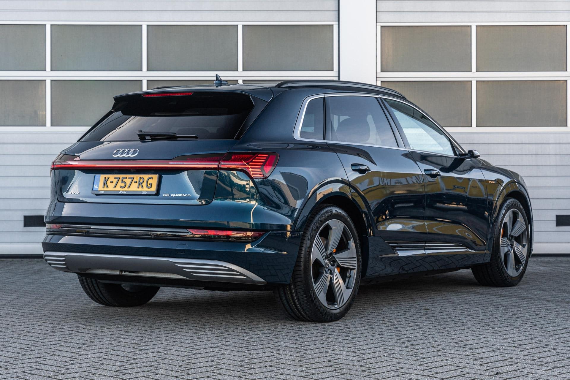Audi e-tron 55 408pk quattro Advanced Plus 95 kWh | Trekhaak, Auto's, Automaat, 131 €/maand, Zwart, 95 kWh