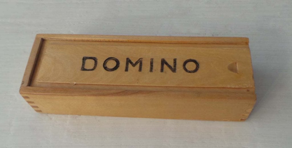 DOMINO SPEL in houten kistje. 28 stenen, Ophalen of Verzenden, Zo goed als nieuw