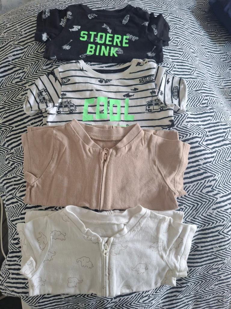 4 delig jongenssetje maat 68 2x romper, 2x t-shirt set U., Kinderen en Baby's, Babykleding | Maat 86, Ophalen of Verzenden, Zo goed als nieuw