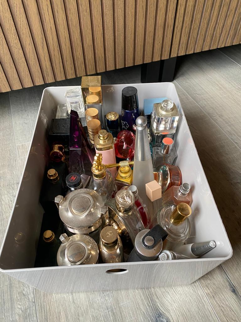 Ruim 30 lege parfumflesjes, Ophalen of Verzenden, Gebruikt