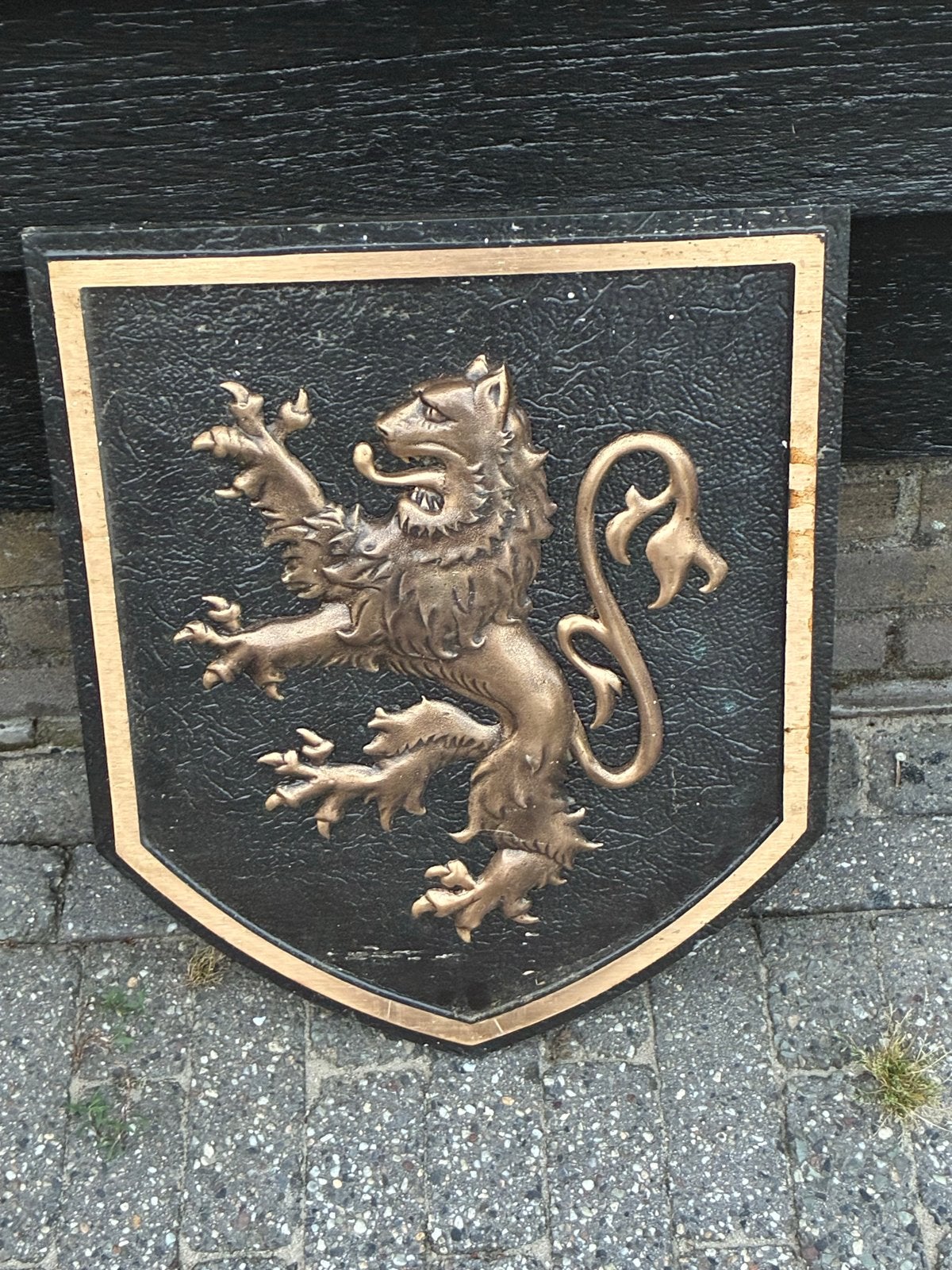 Gietijzeren wapenschild met leeuw, Ophalen
