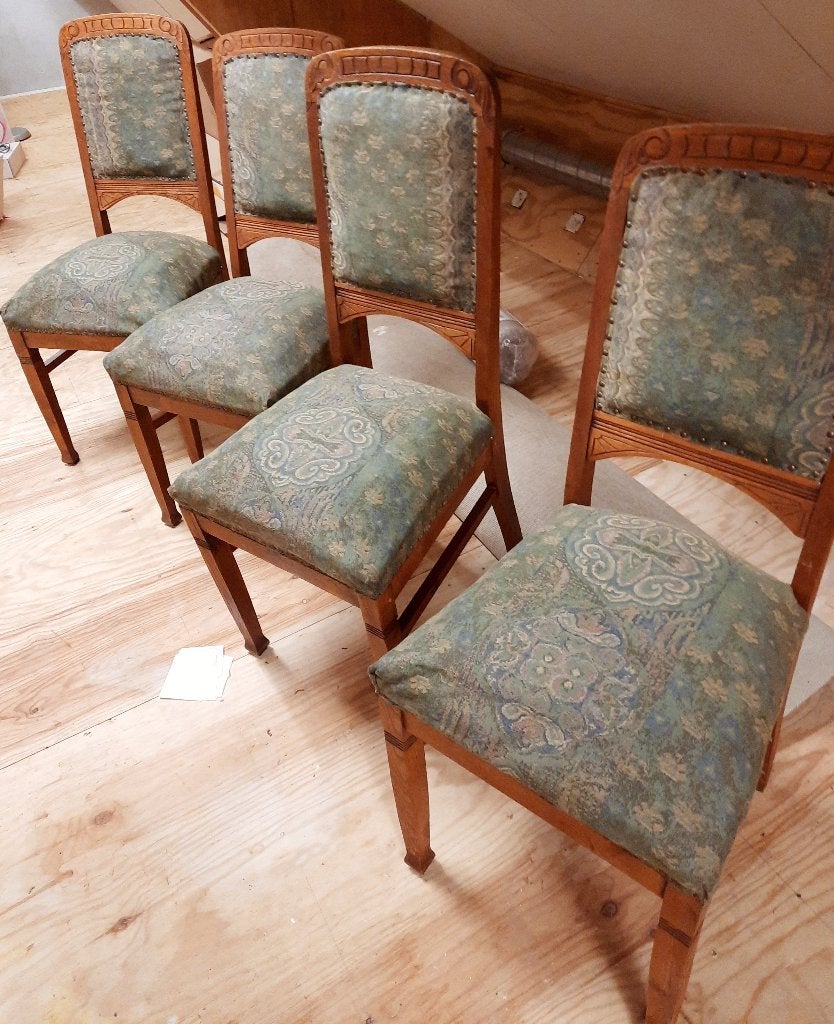 Antieke stoelen met veren, Ophalen