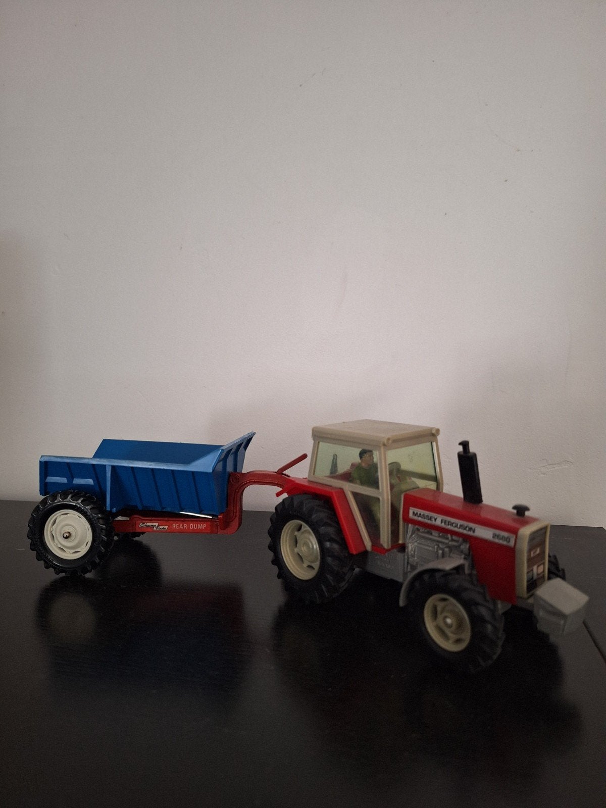 Britains Massey Ferguson 2680 tractor met kiepwagen, Ophalen of Verzenden, Gebruikt, Tractor of Landbouw, Britains